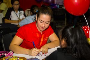 Asistentes aplican a las vacantes en Feria de Oportunidades