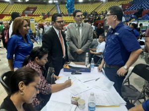 empresas participan en Feria de Oportunidades