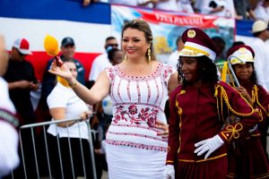 Ministra comparte con estudiantes en desfile San Miguelito