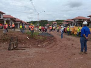 Mitradel inspecciona reapertura de proyectos de construcción y lava autos en Veraguas