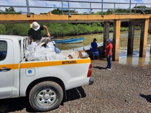 En Veraguas entregan bolsas con alimentos a menores en riesgo de trabajo infantil