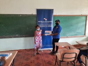 Entrega de útiles en Veraguas